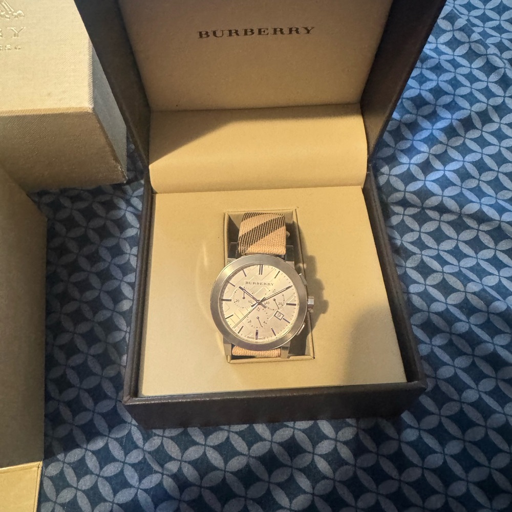 Burberry watch - Picture 2 of 3